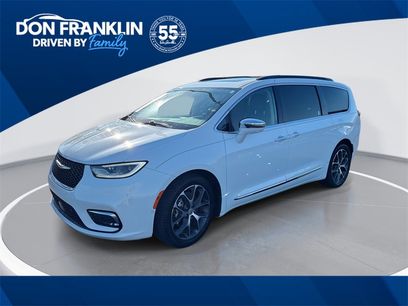 Used 2022 Chrysler Pacifica Limited w/ Uconnect Theater Family Group