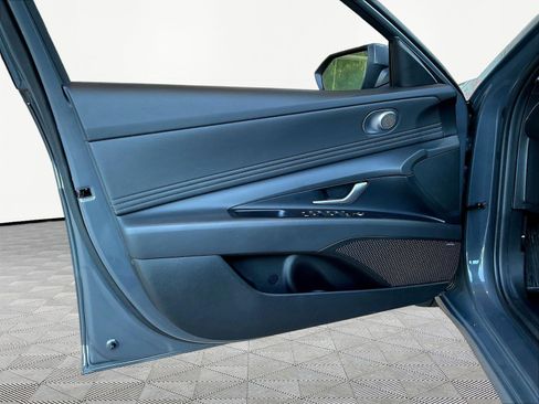 Used 2025 Hyundai Elantra Limited FWD image 19