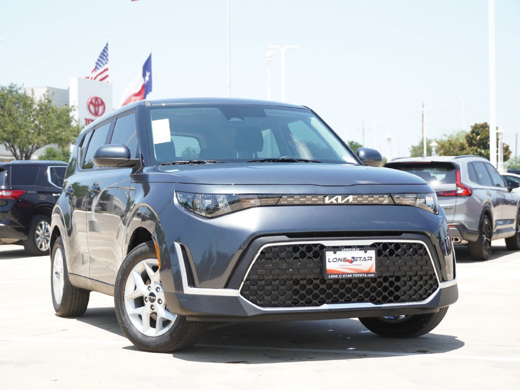 Used 2025 Kia Soul LX w/ LX Technology Package FWD image 2