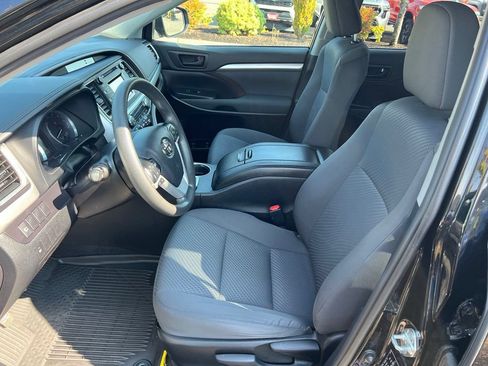 Used 2019 Toyota Highlander LE AWD/4WD image 13