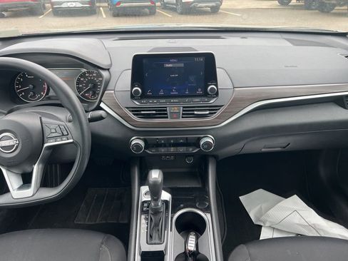 Used 2024 Nissan Altima 2.5 SV image 8