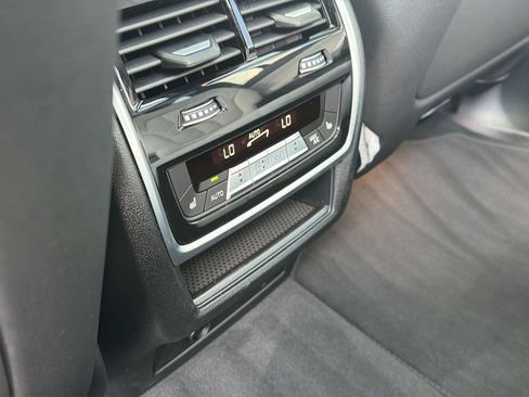 Used 2027 BMW X7 xDrive40i AWD/4WD image 12
