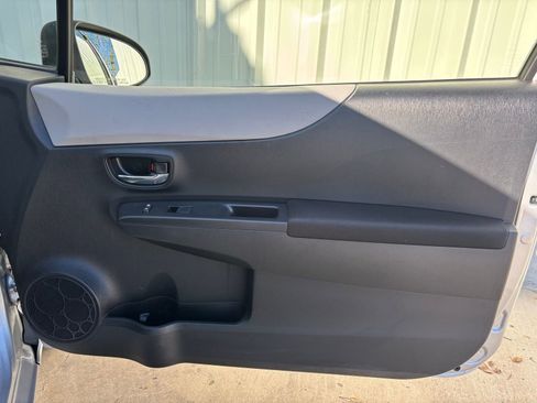 Used 2014 Toyota Yaris L image 24