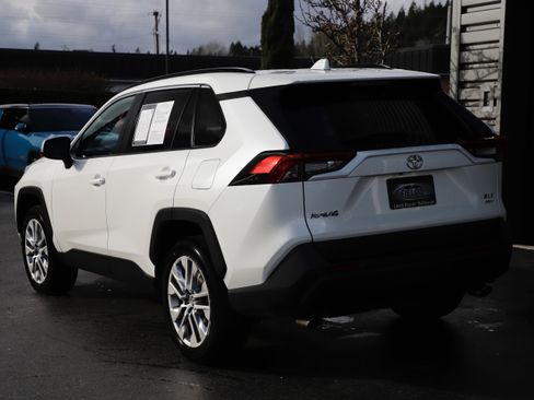 Used 2022 Toyota RAV4 XLE Premium image 4