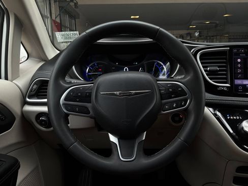 Used 2023 Chrysler Pacifica Touring-L FWD image 41