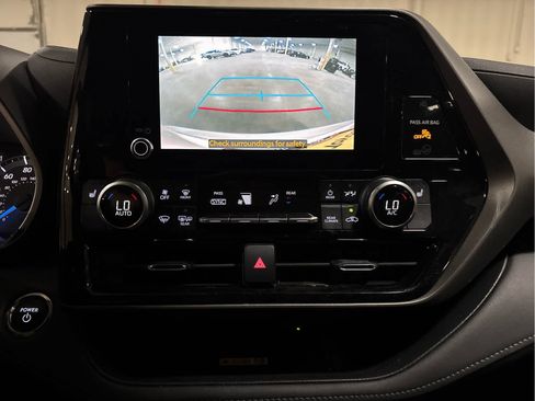 Used 2023 Toyota Highlander XLE AWD/4WD image 10
