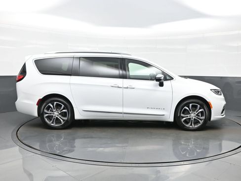 Used 2026 Chrysler Pacifica Pinnacle AWD/4WD image 10