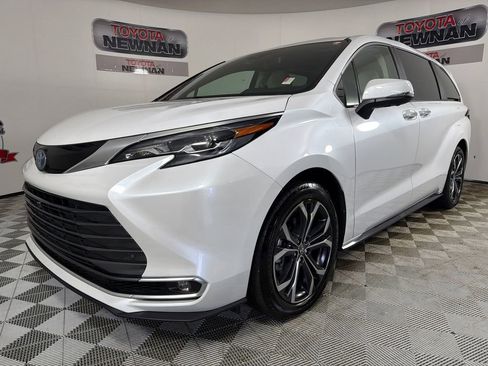 Used 2025 Toyota Sienna Platinum image 8
