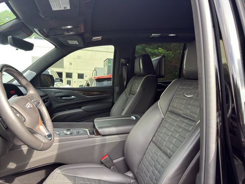 Used 2024 Cadillac Escalade Sport Platinum w/ LPO, ONYX Package AWD/4WD image 6