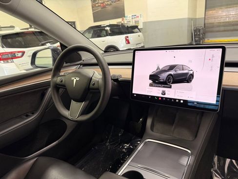 Used 2023 Tesla Model Y AWD image 28