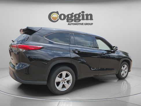 Used 2022 Toyota Highlander L FWD image 5