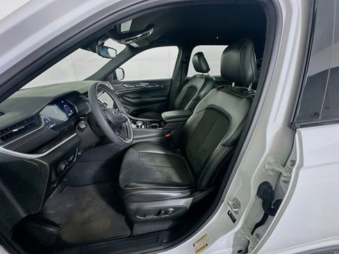 Used 2023 Jeep Grand Cherokee L Laredo image 13