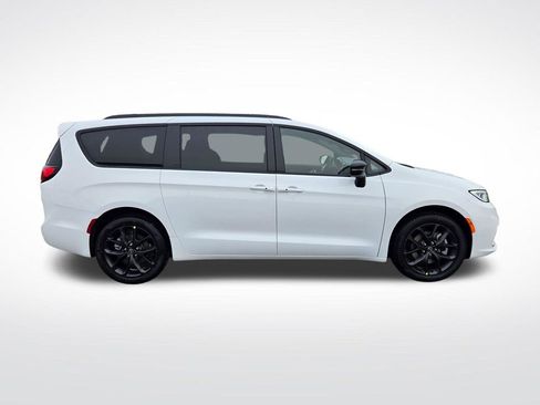 New 2026 Chrysler Pacifica Limited AWD/4WD image 2