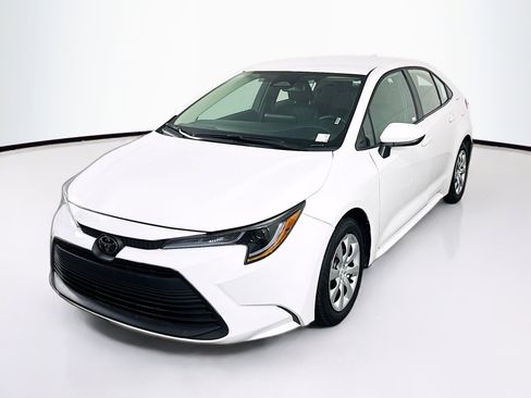 Used 2025 Toyota Corolla LE image 3