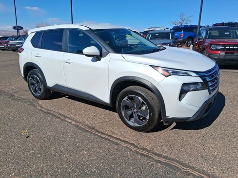 Used 2024 Nissan Rogue SV image 7