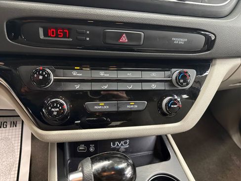 Used 2015 Kia Sedona LX w/ LX Convenience Package image 29