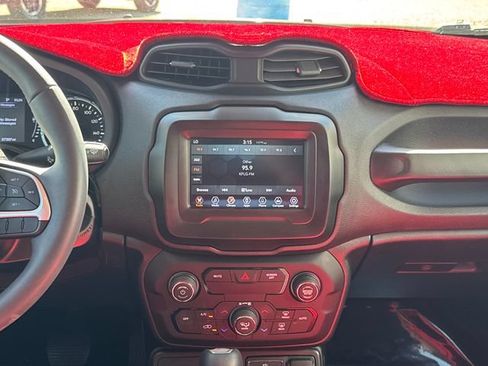 Used 2018 Jeep Renegade Latitude w/ Popular Equipment Group AWD/4WD image 22