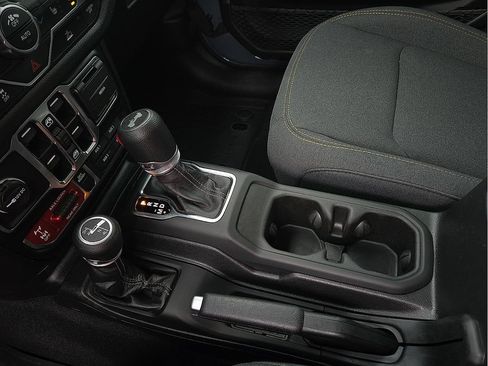 Used 2025 Jeep Wrangler Unlimited Sport AWD/4WD image 20