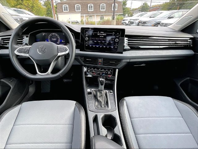 Certified 2025 Volkswagen Jetta SE w/ Sunroof Package FWD image 12