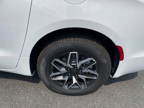 New 2027 Chrysler Pacifica Limited w/ Trailer Tow Group AWD/4WD image 6