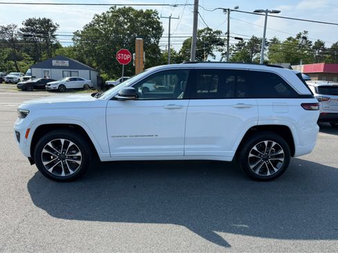 Used 2022 Jeep Grand Cherokee Overland w/ Luxury Tech Group IV AWD/4WD image 5