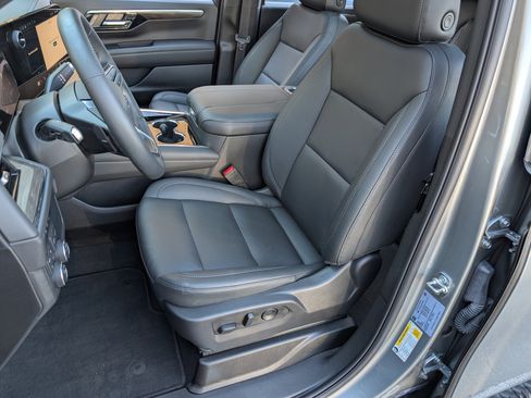 Used 2025 Chevrolet Suburban Z71 w/ Comfort Package image 17