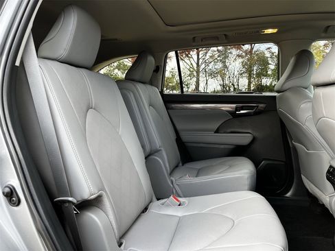 Used 2025 Toyota Highlander Platinum image 27