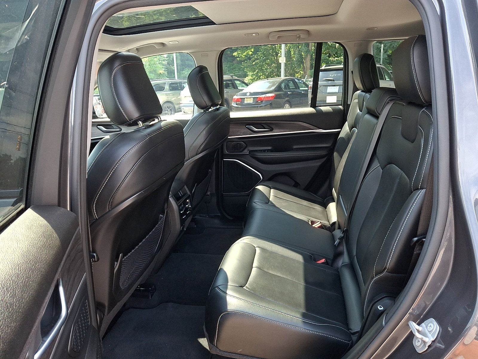Used 2022 Jeep Grand Cherokee Limited AWD/4WD image 11