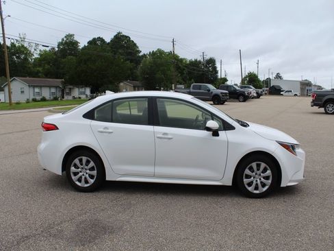Used 2022 Toyota Corolla LE FWD image 5