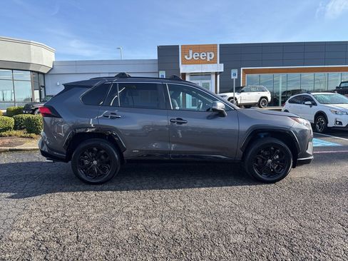 Used 2022 Toyota RAV4 SE w/ Convenience Package image 8