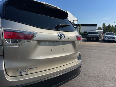 Used 2015 Toyota Highlander XLE image 30