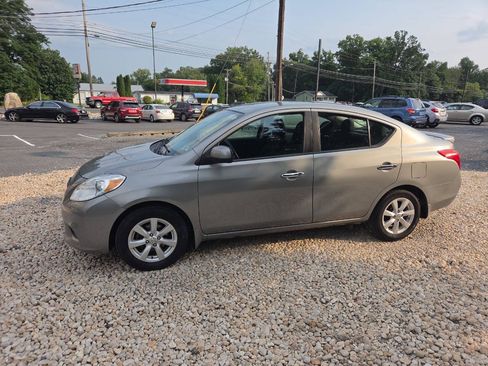 Used 2013 Nissan Versa FWD image 4