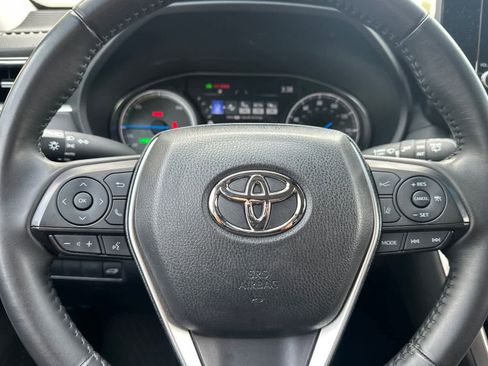 Used 2024 Toyota Venza LE image 25