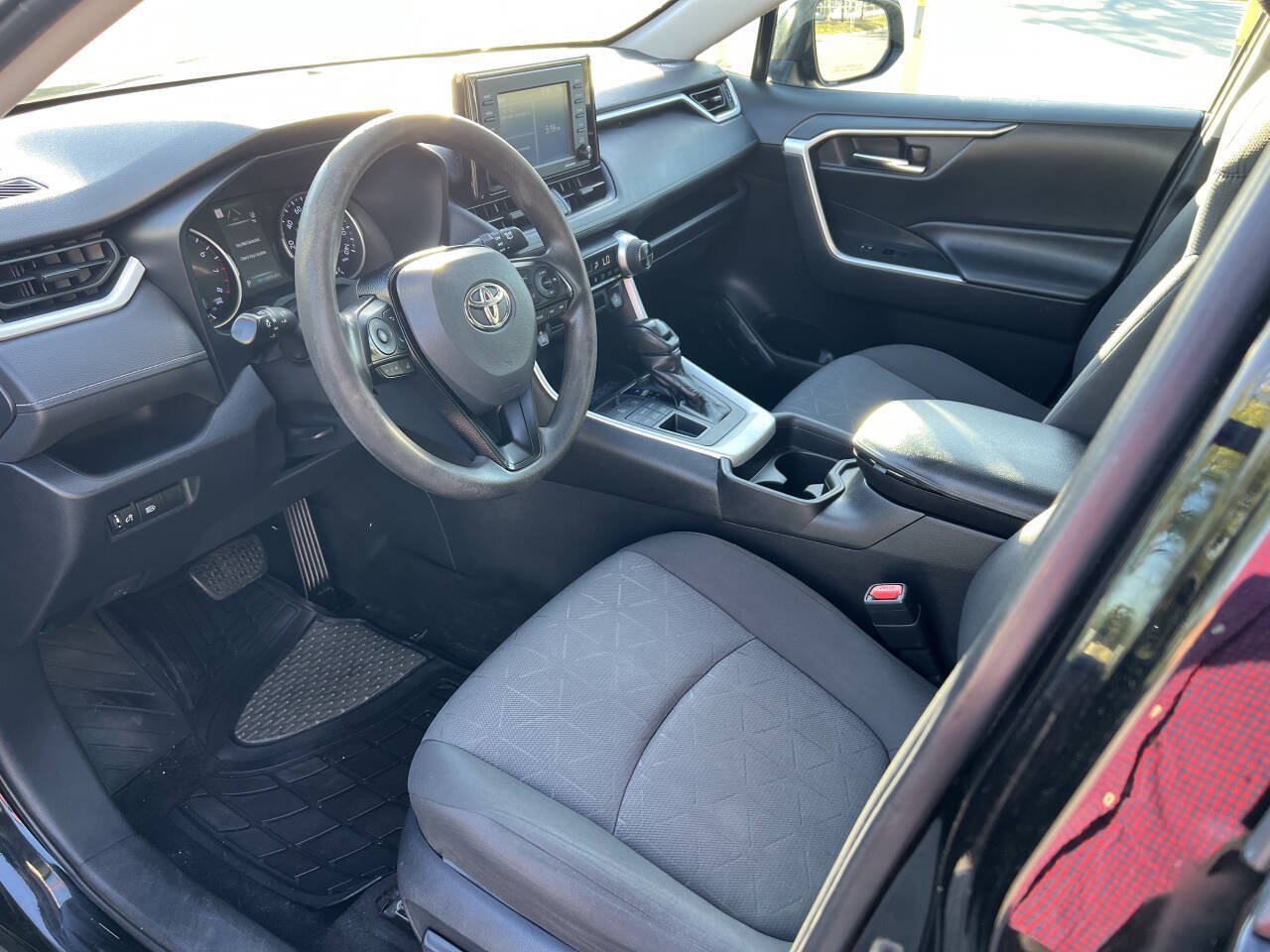 Used 2021 Toyota RAV4 XLE AWD/4WD image 8
