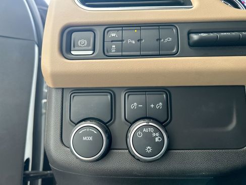 Used 2021 Chevrolet Suburban Premier RWD image 16