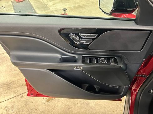 Certified 2025 Lincoln Aviator AWD image 13