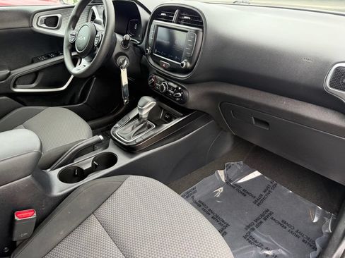 Used 2024 Kia Soul LX w/ Option Group 015 FWD image 10