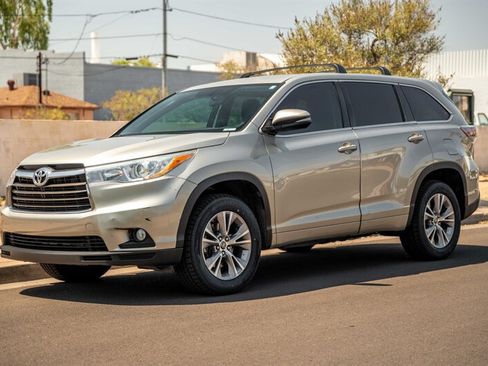 Used 2016 Toyota Highlander Plus FWD image 1