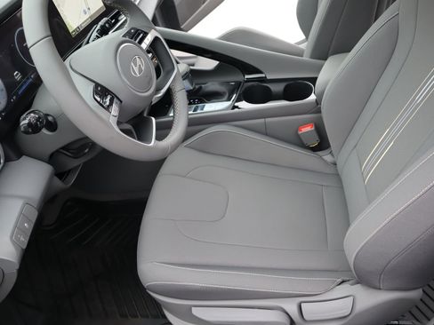 Certified 2025 Hyundai Elantra SEL image 18