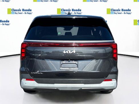 Used 2025 Kia Carnival FWD image 7