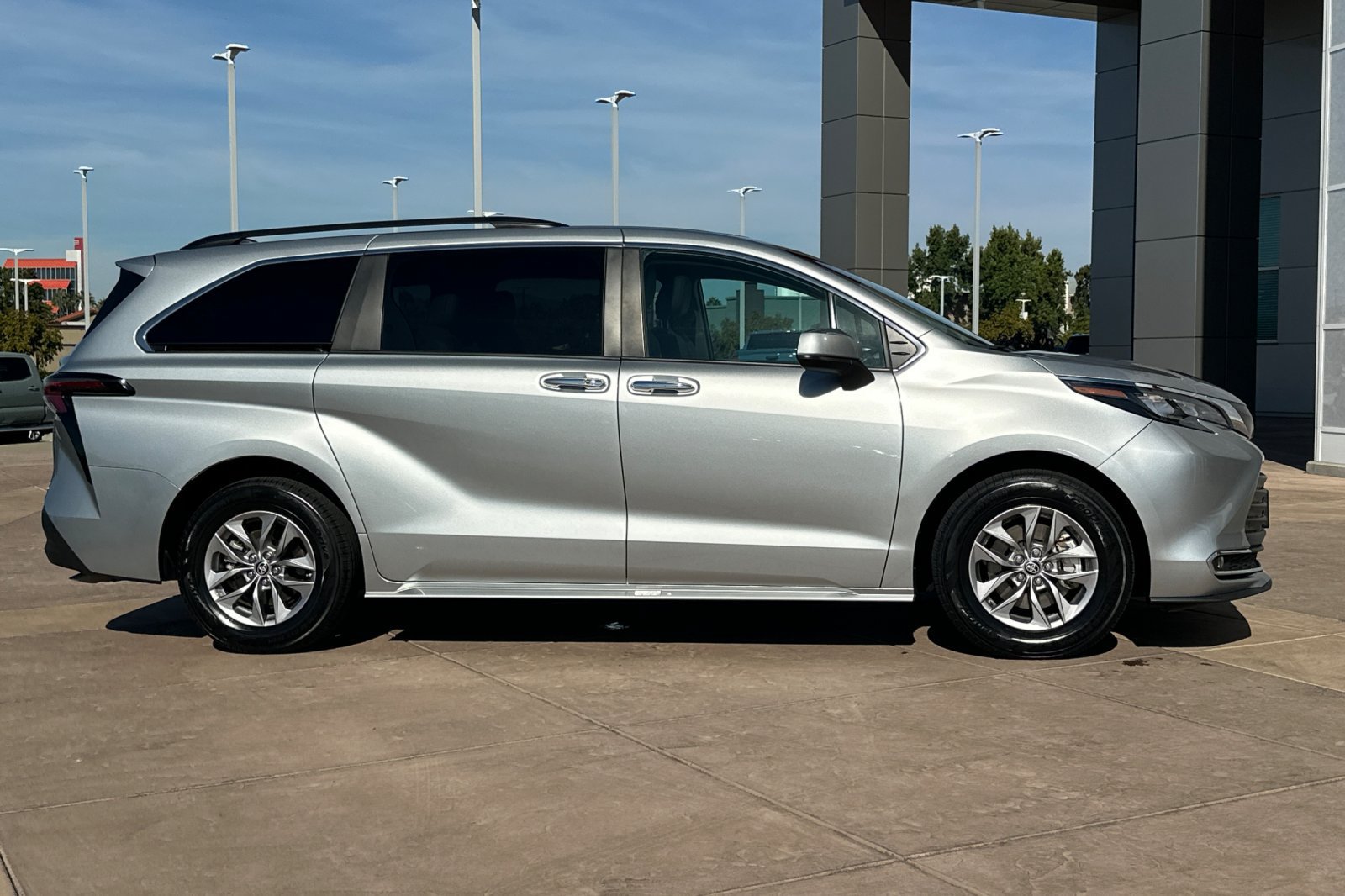 Certified 2024 Toyota Sienna XLE FWD image 3