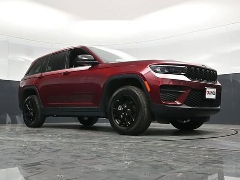 Used 2025 Jeep Grand Cherokee Altitude AWD/4WD image 54