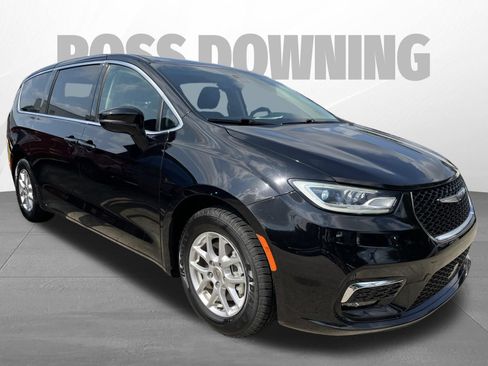 Used 2024 Chrysler Pacifica Touring-L FWD image 3