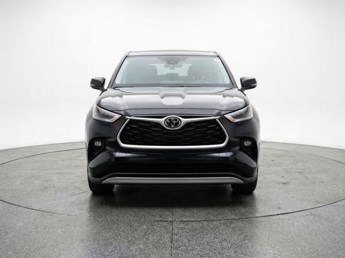 Used 2025 Toyota Highlander LE image 2