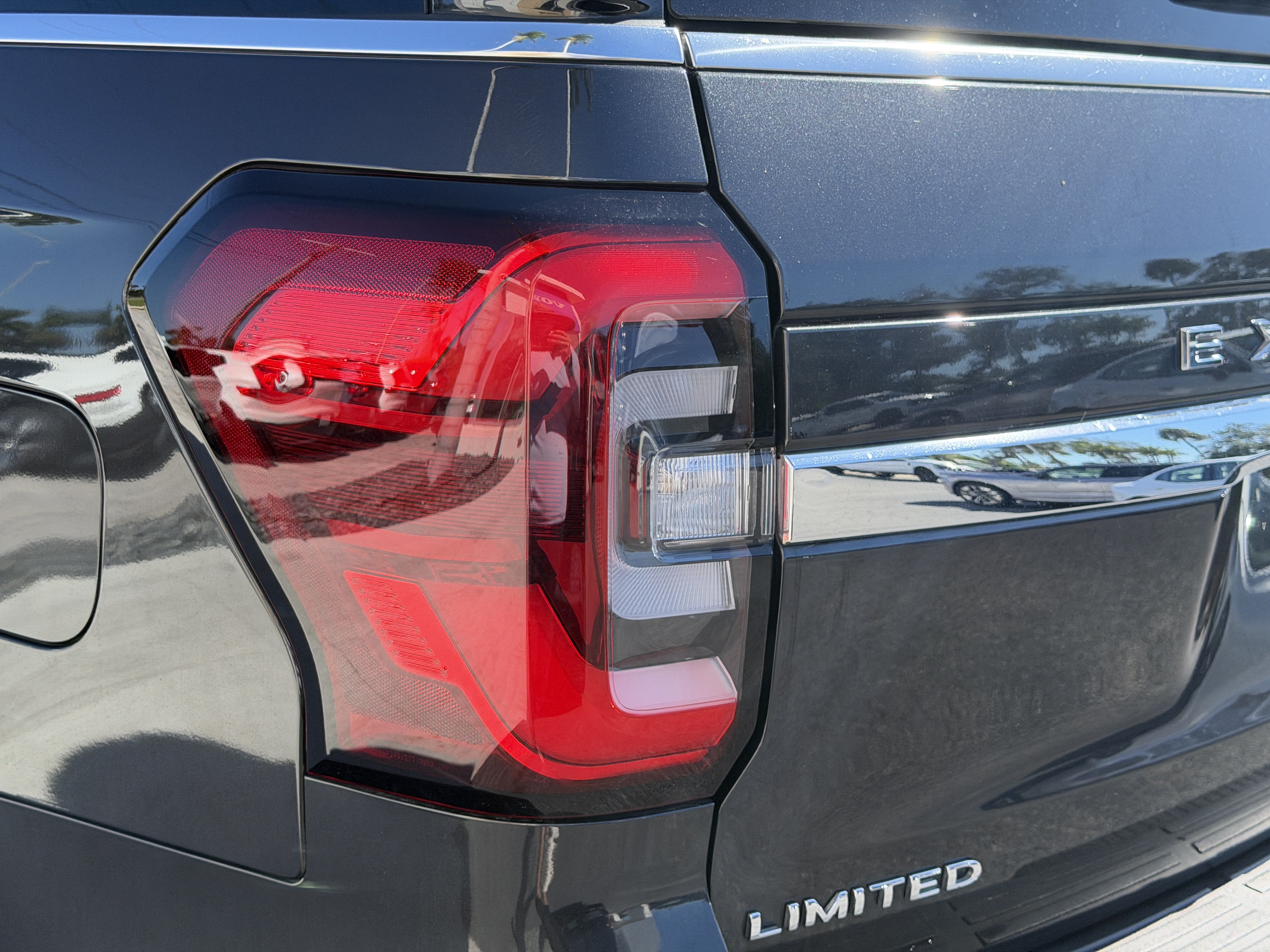 Used 2023 Ford Expedition Limited AWD/4WD image 9