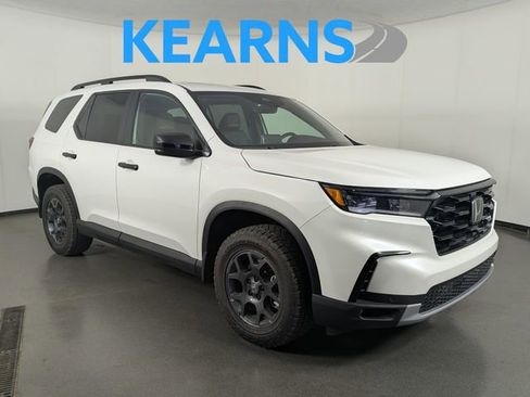 Used 2025 Honda Pilot TrailSport image 1