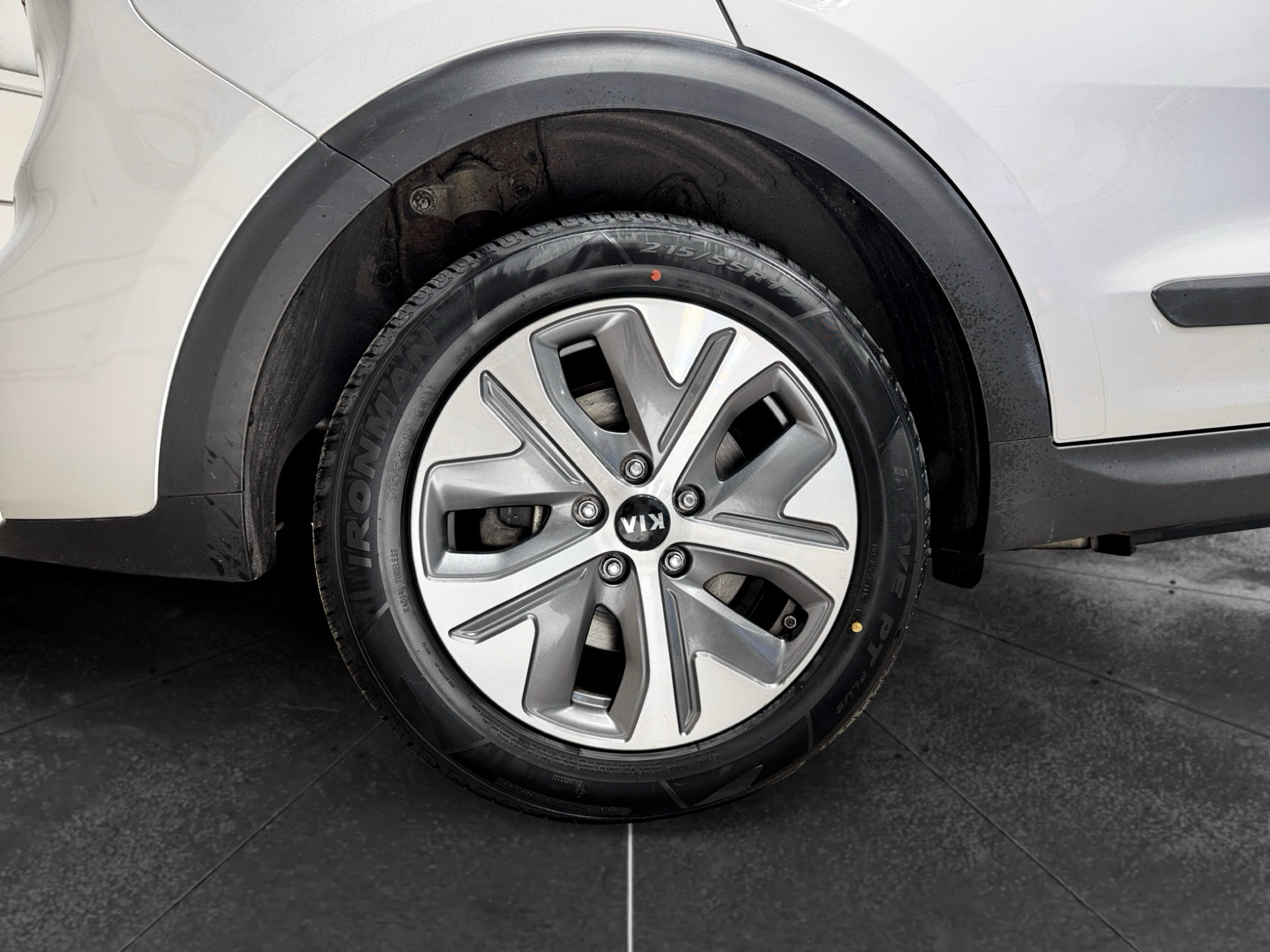 Used 2019 Kia Niro EX w/ Cold Weather Package 2.0 FWD image 32