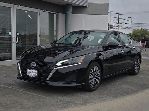 Used 2025 Nissan Altima 2.5 SV FWD image 2