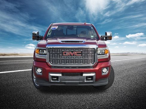 Used 2018 GMC Sierra 2500 Denali w/ Duramax Plus Package AWD/4WD image 13