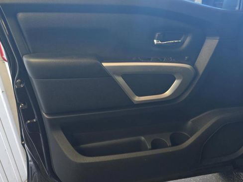 Used 2022 Nissan Titan SV w/ SV Convenience Package image 8